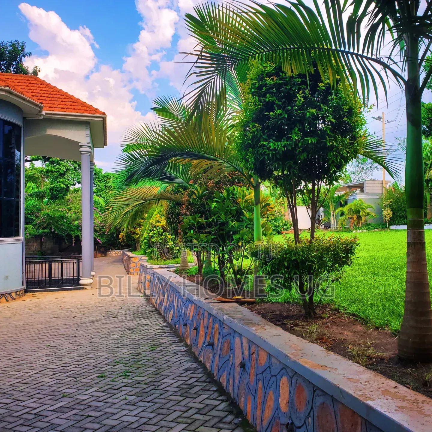 5bdrm Mansion in Busukuma for sale