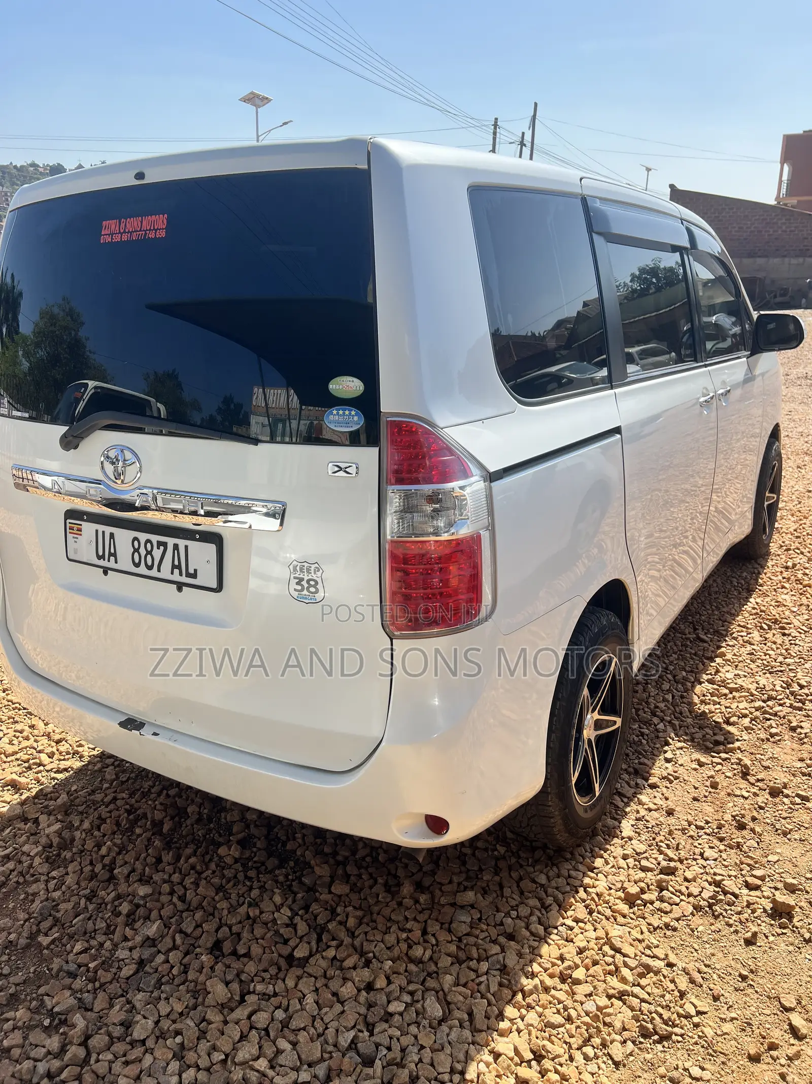 Toyota Noah 2.0 158hp FWD (8 Seater) 2010 White