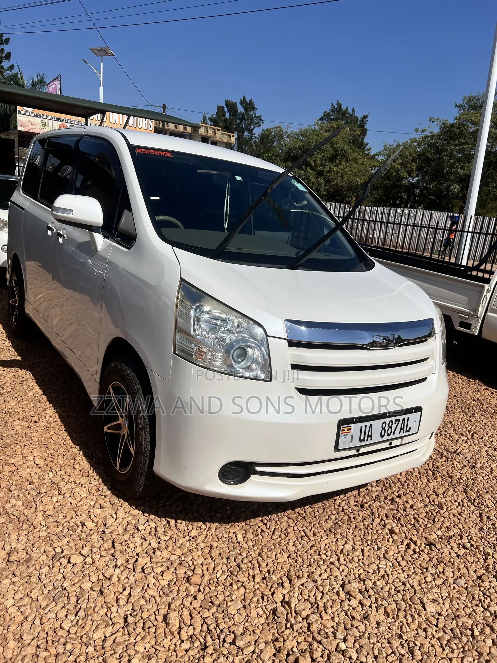 Toyota Noah 2.0 158hp FWD (8 Seater) 2010 White