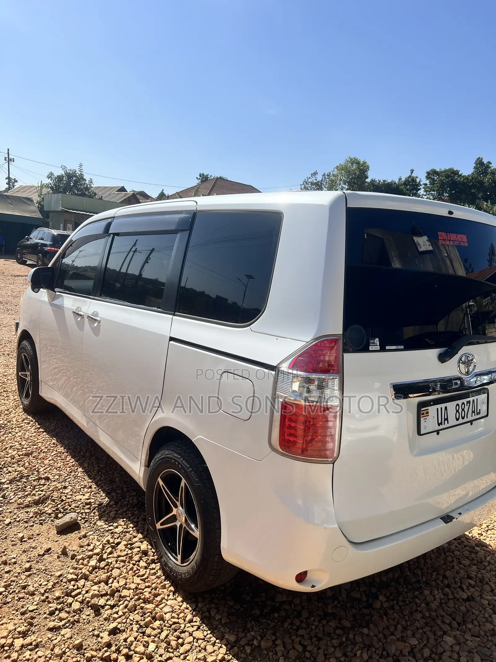 Toyota Noah 2.0 158hp FWD (8 Seater) 2010 White