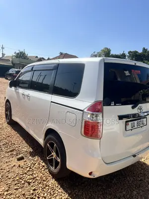 Toyota Noah 2.0 158hp FWD (8 Seater) 2010 White