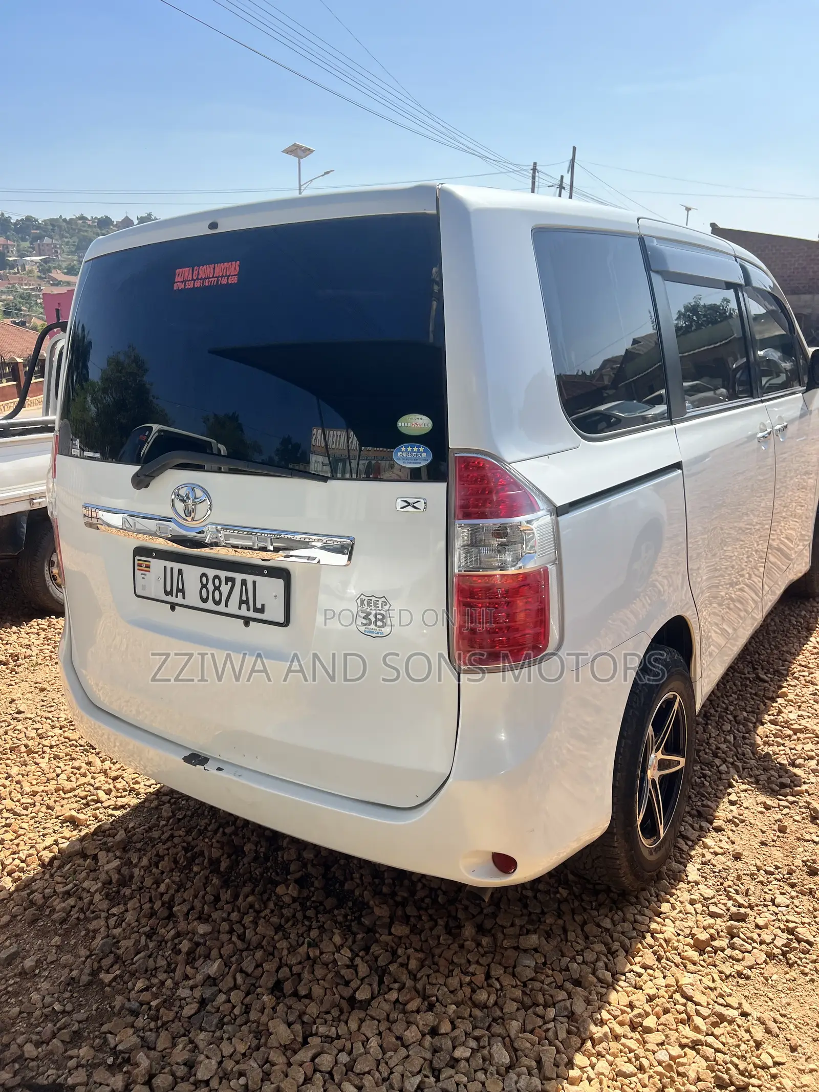 Toyota Noah 2.0 158hp FWD (8 Seater) 2010 White