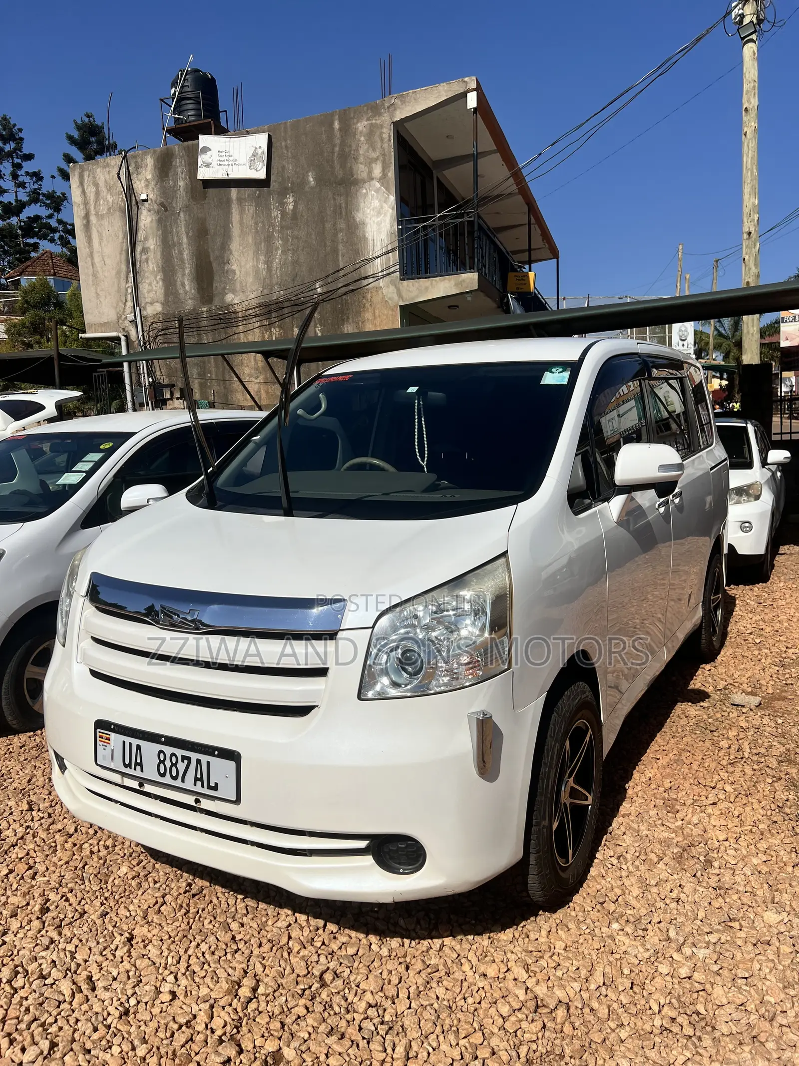 Toyota Noah 2.0 158hp FWD (8 Seater) 2010 White