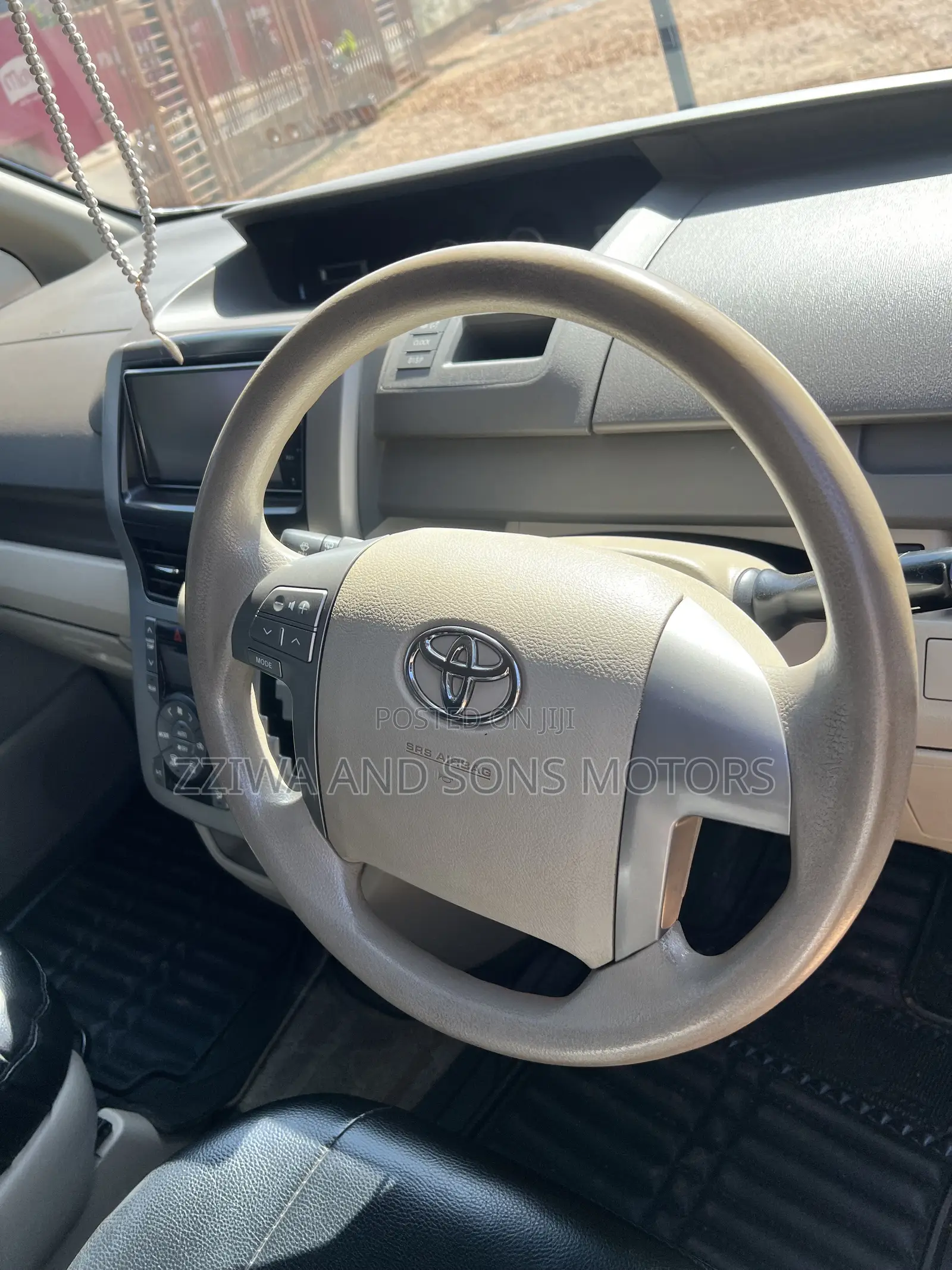 Toyota Noah 2.0 158hp FWD (8 Seater) 2010 White