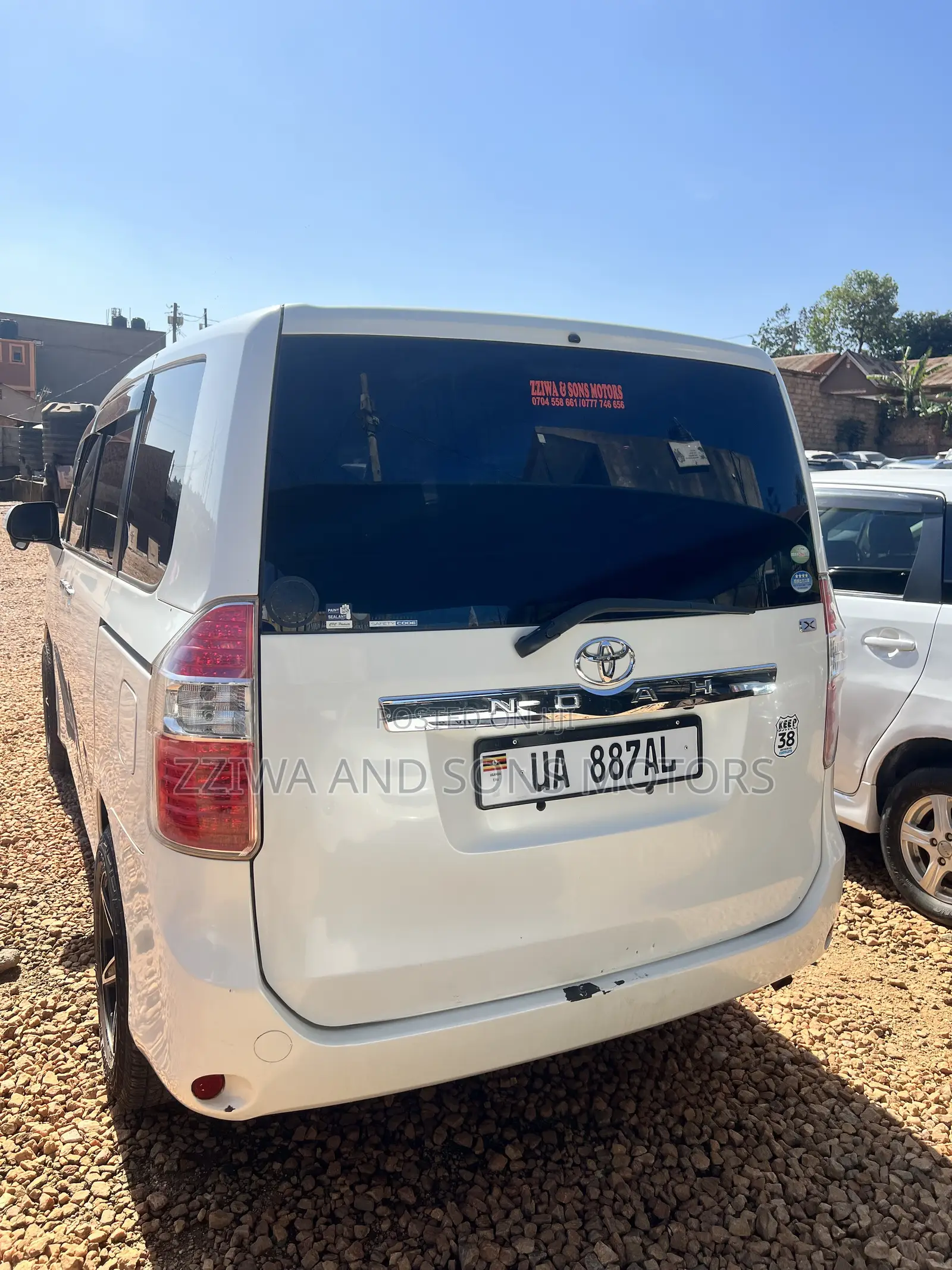 Toyota Noah 2.0 158hp FWD (8 Seater) 2010 White