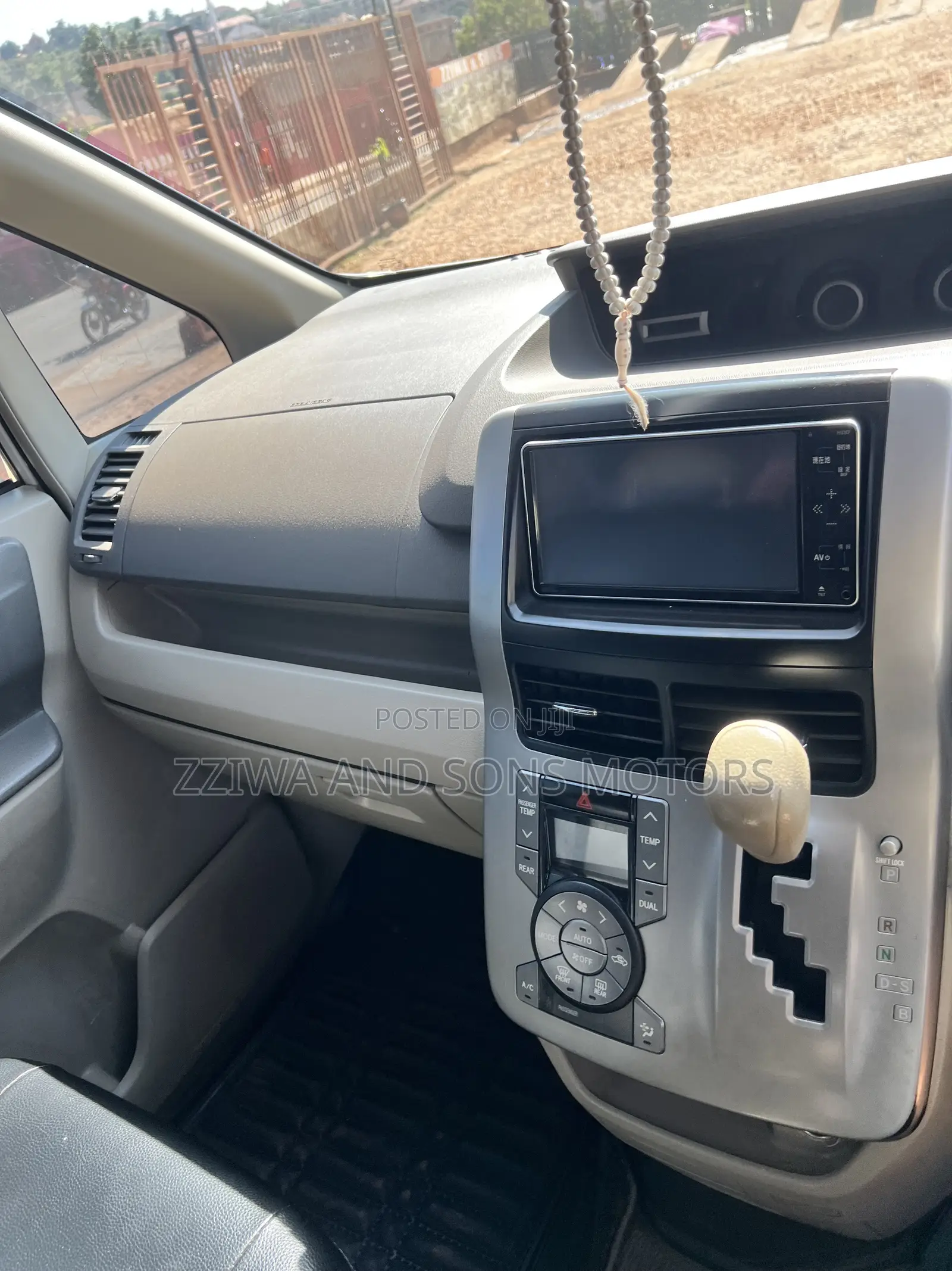Toyota Noah 2.0 158hp FWD (8 Seater) 2010 White