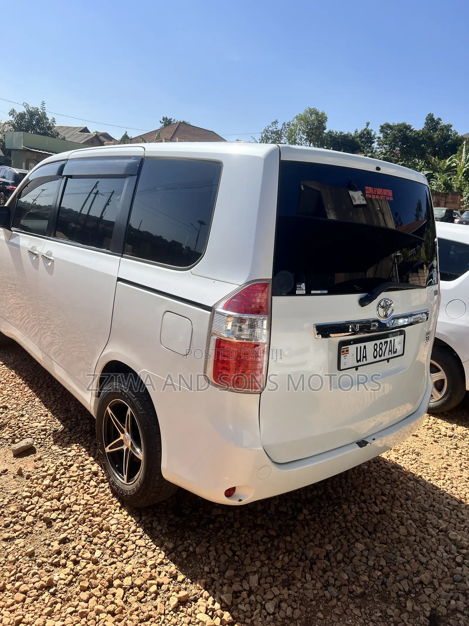 Toyota Noah 2.0 158hp FWD (8 Seater) 2010 White