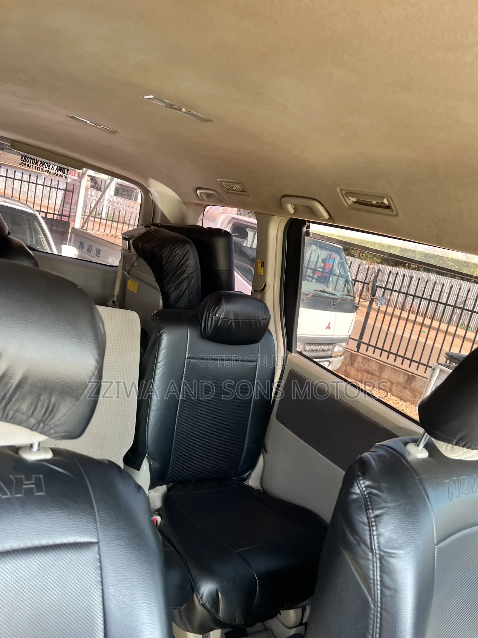 Toyota Noah 2.0 158hp FWD (8 Seater) 2010 White