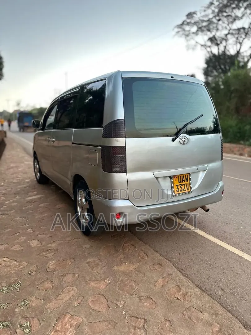 Toyota Noah 2002 Silver