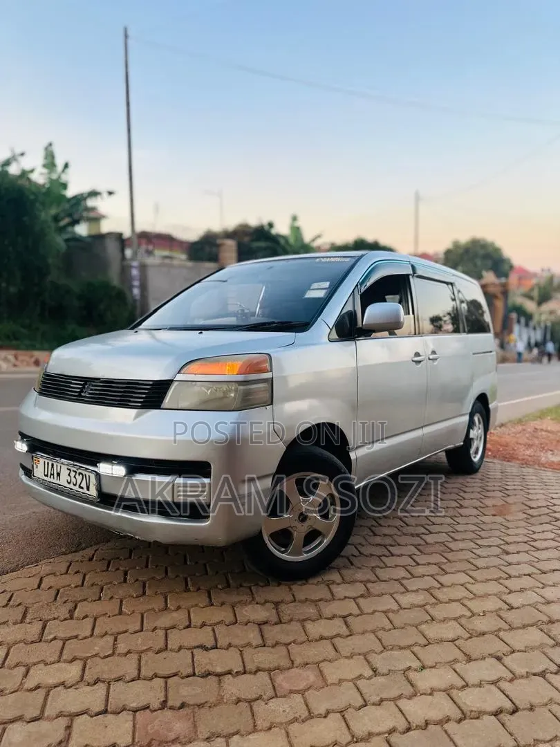 Toyota Noah 2002 Silver