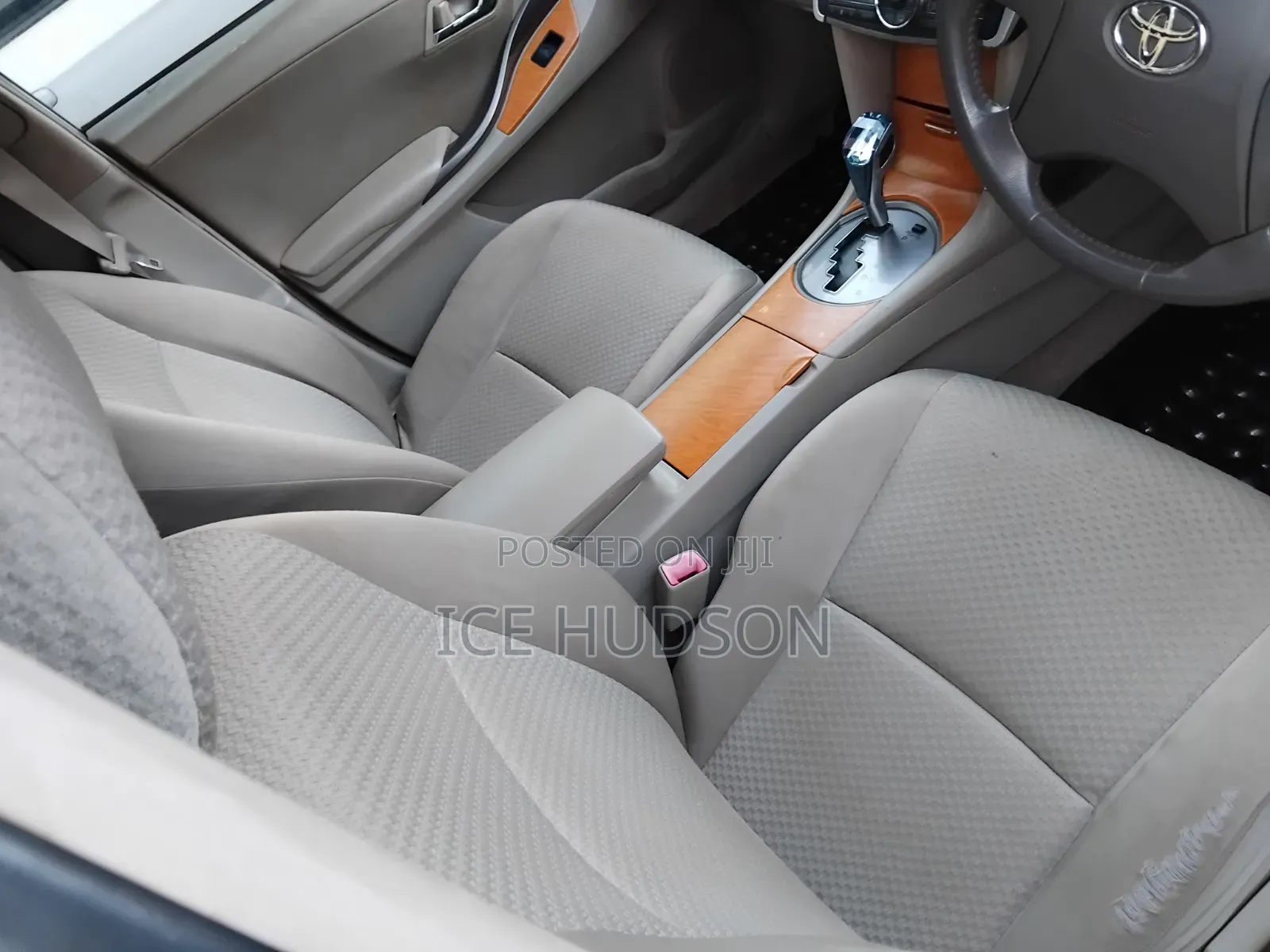 Toyota Premio 2011 Silver