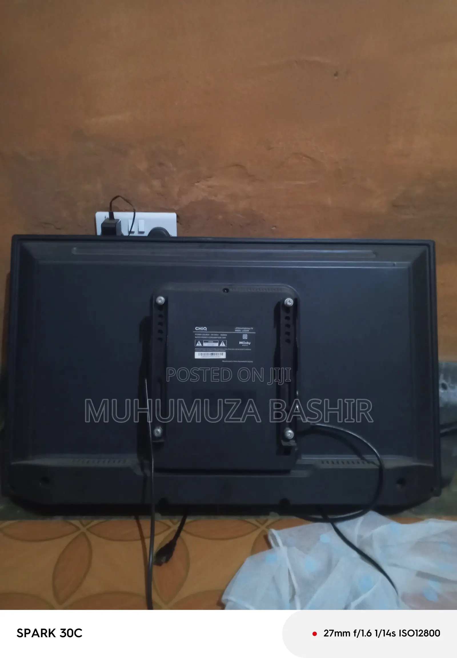 CHiQ 32 Inch TV for Parts L32G5W - Power & Sound OK - With Remote