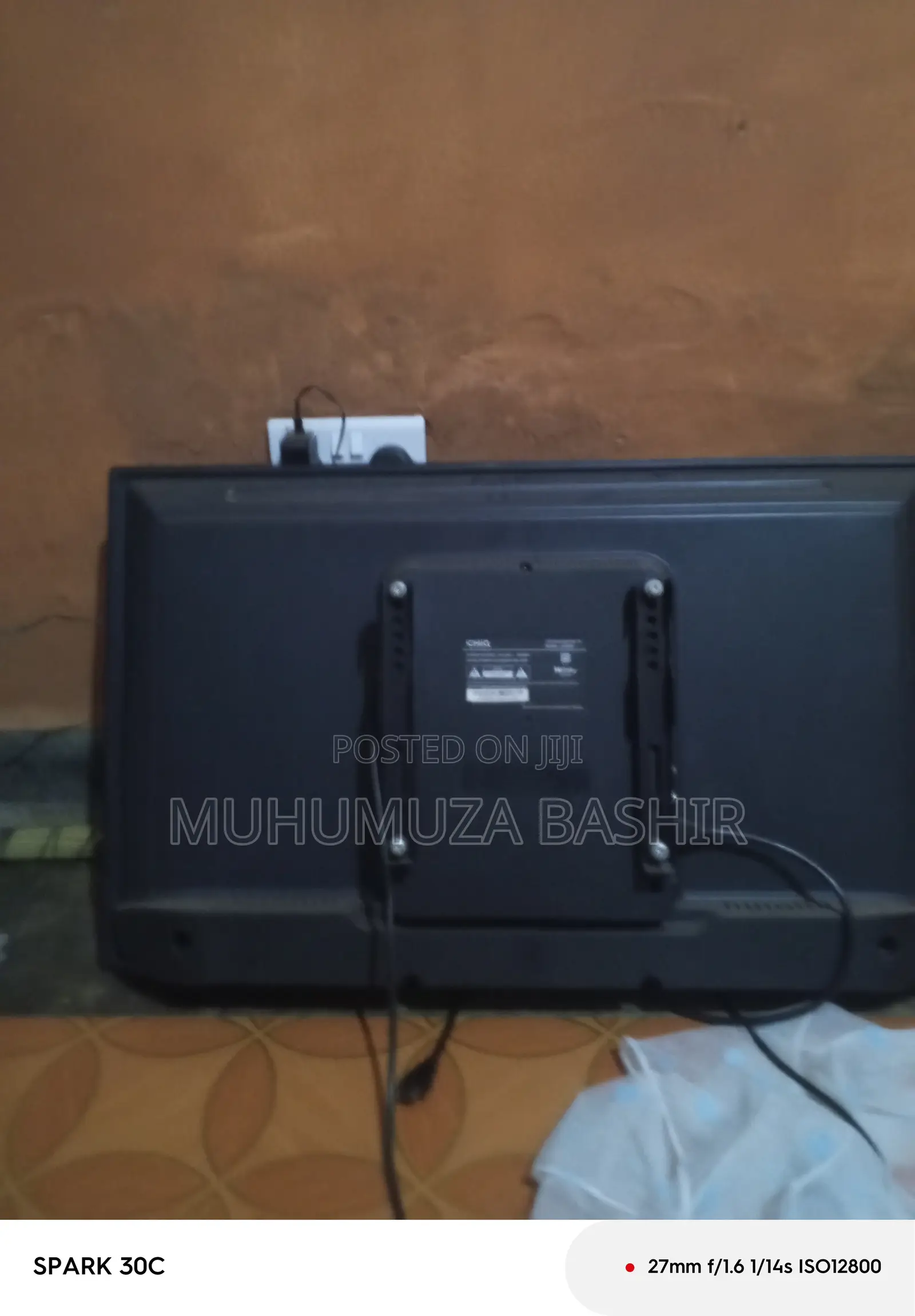 CHiQ 32 Inch TV for Parts L32G5W - Power & Sound OK - With Remote