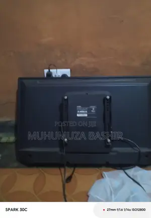 CHiQ 32 Inch TV for Parts L32G5W - Power & Sound OK - With Remote
