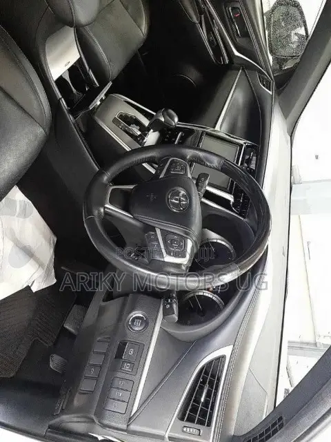 Toyota Harrier 2.0 4WD 2018 White