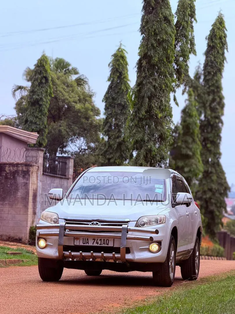 Toyota Vanguard 2010 White