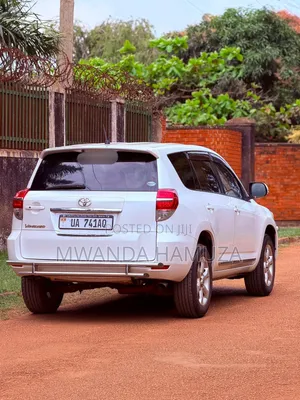 Toyota Vanguard 2010 White
