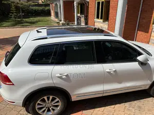 Volkswagen Touareg V6 Executive 4dr SUV AWD (3.6L 6cyl 8A) 2014 White