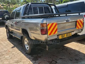 Toyota Hilux 2000 Gray