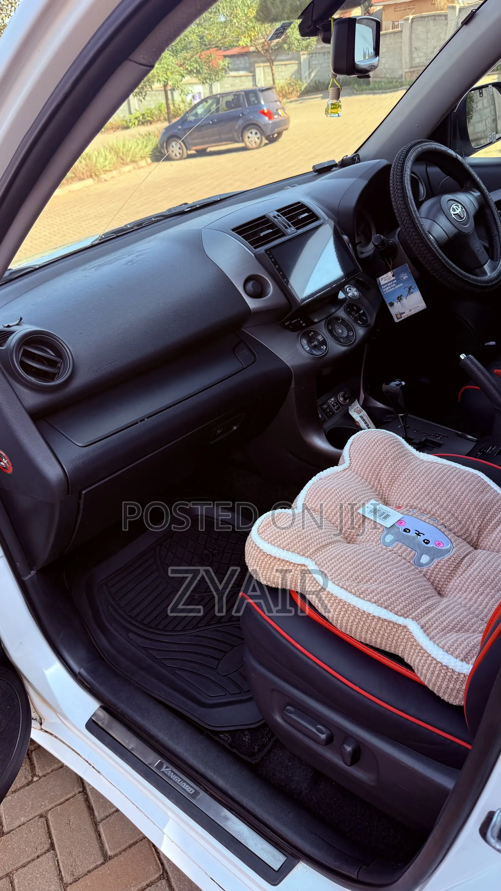 Toyota Vanguard 2010 White