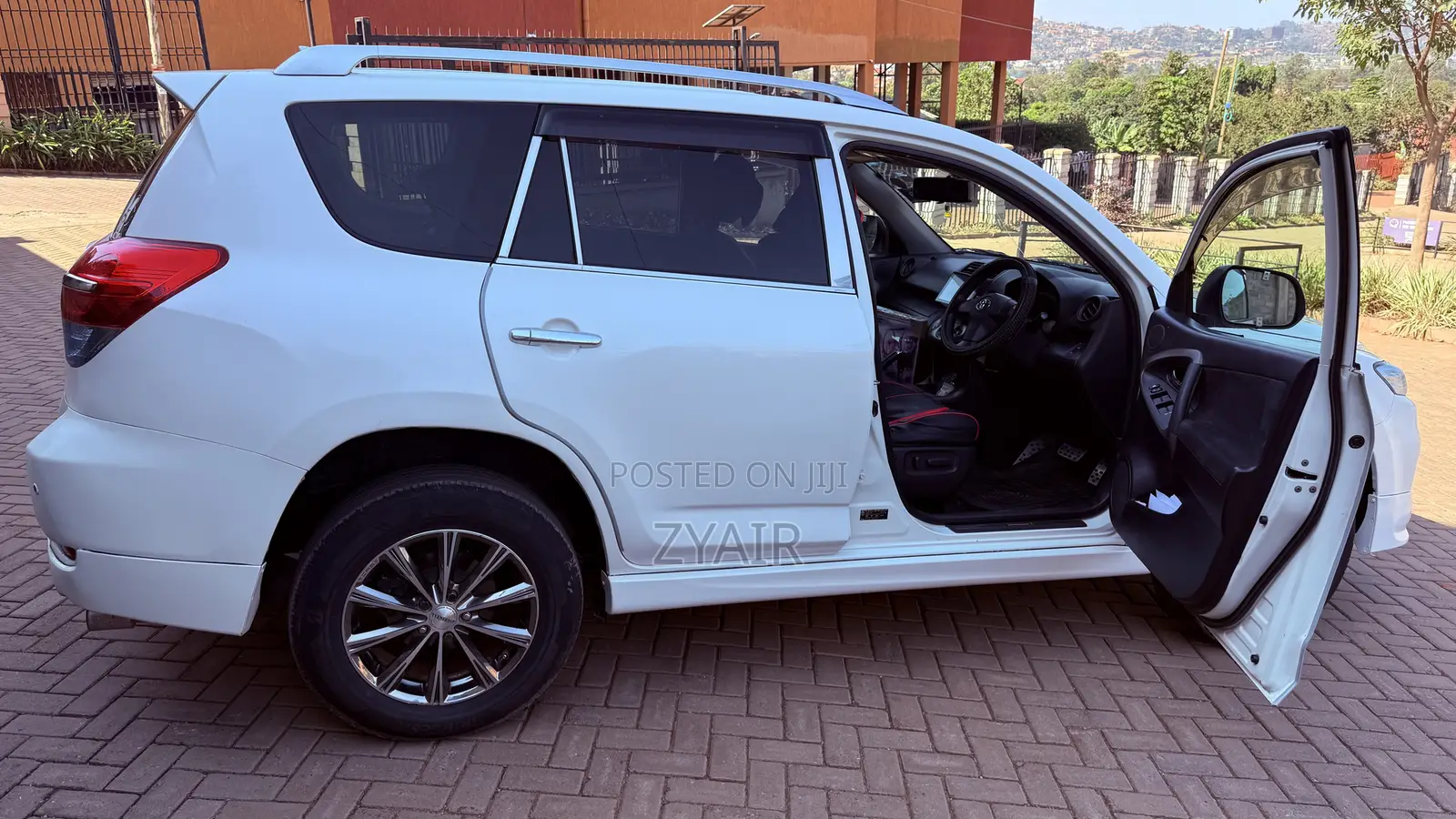 Toyota Vanguard 2010 White