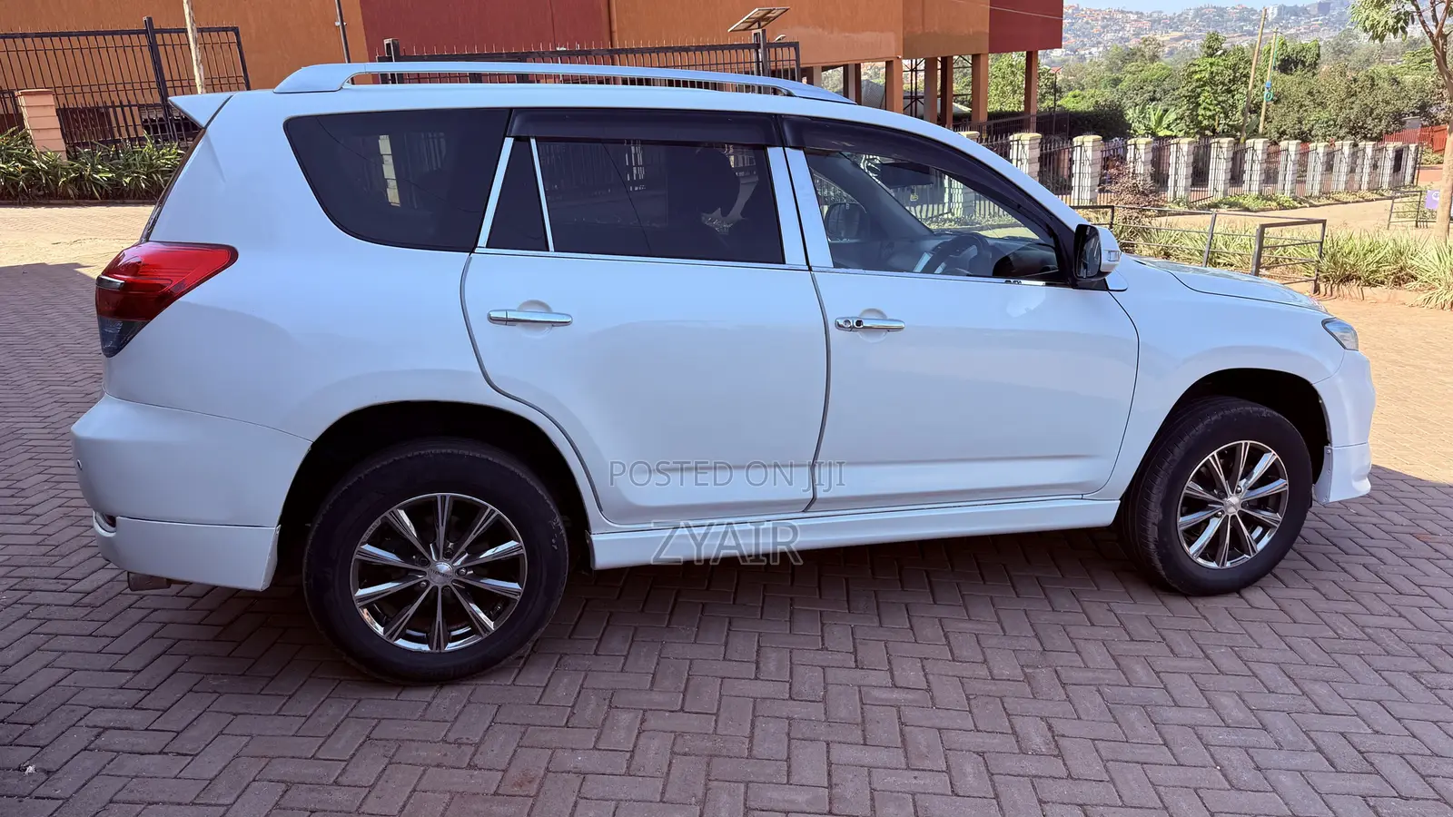 Toyota Vanguard 2010 White