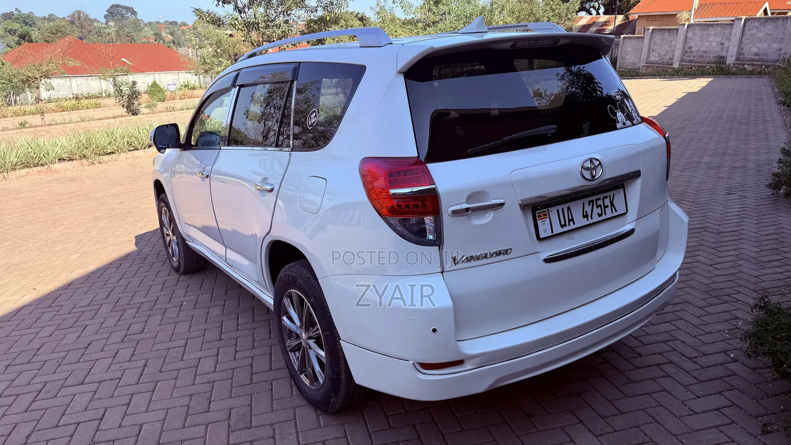 Toyota Vanguard 2010 White