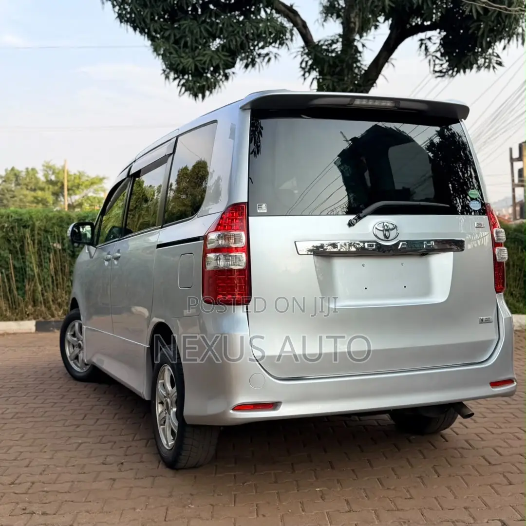 Toyota Noah 2013 Silver