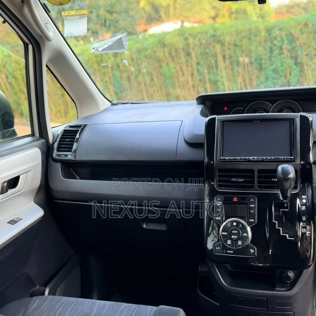 Toyota Noah 2013 Silver
