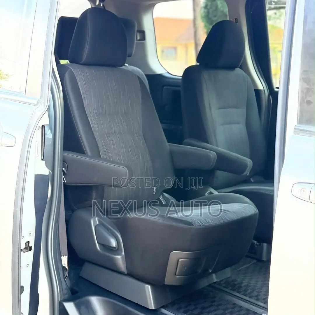 Toyota Noah 2013 Silver