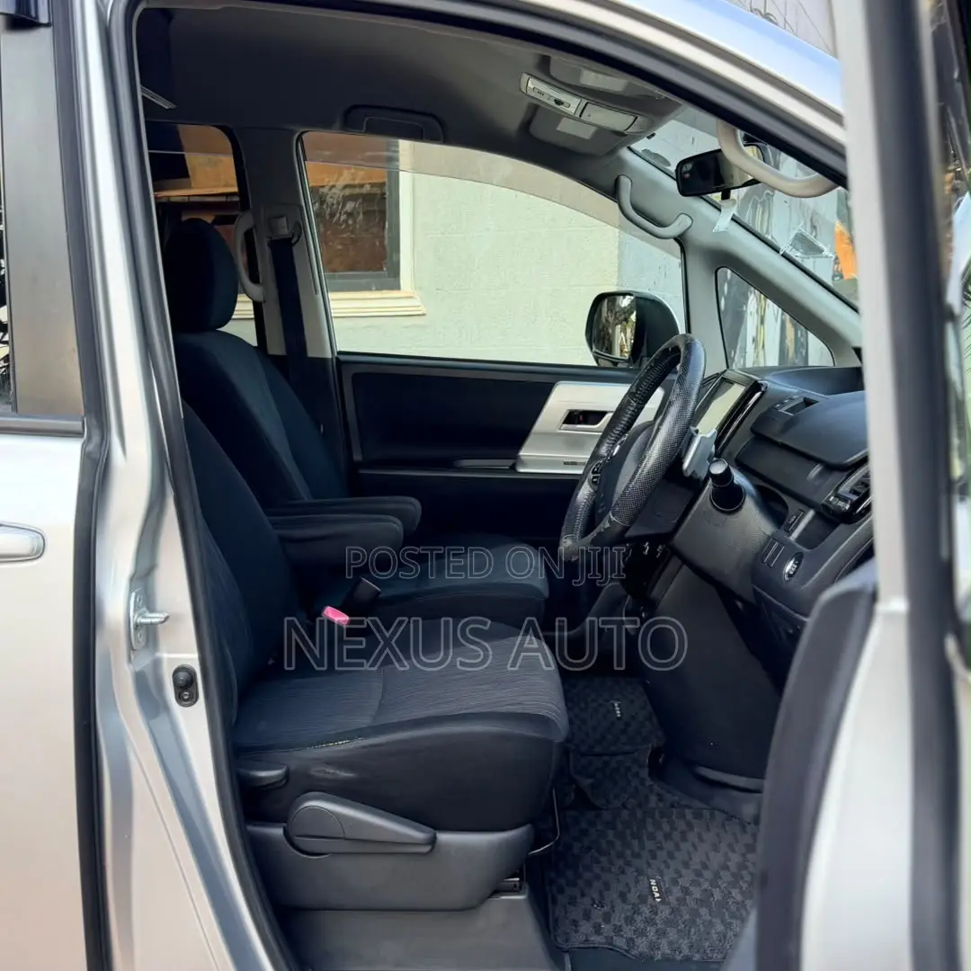 Toyota Noah 2013 Silver