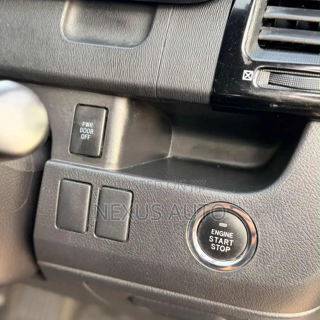 Toyota Noah 2013 Silver