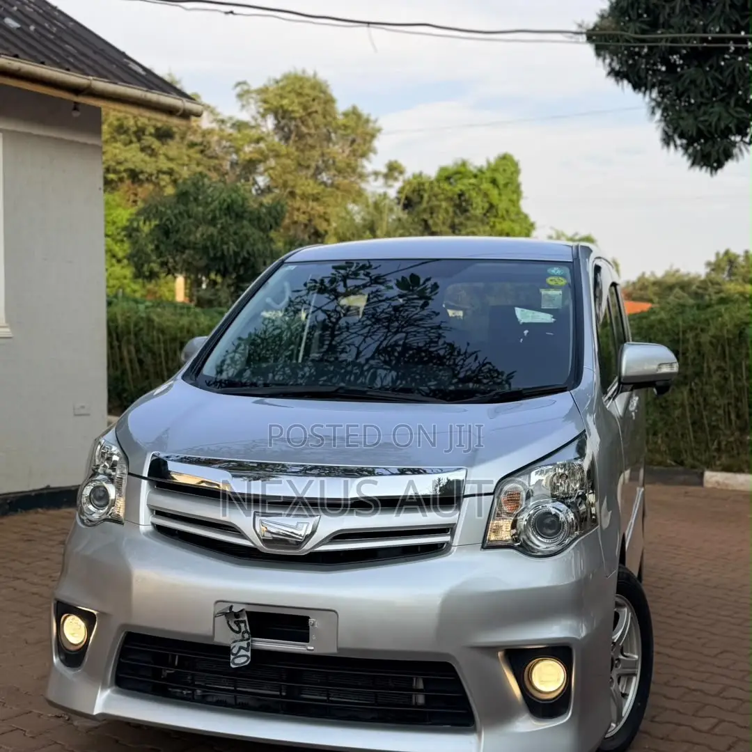 Toyota Noah 2013 Silver