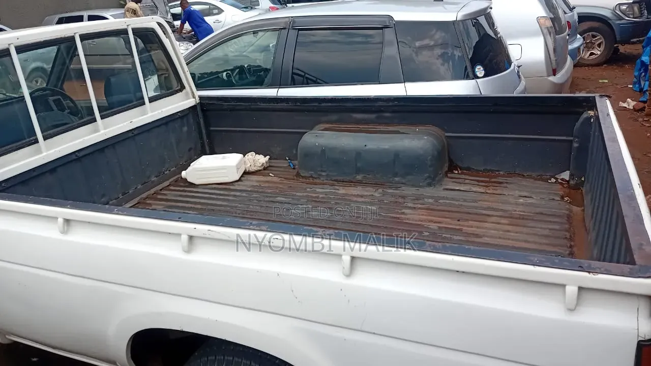 Nissan Pick-Up 1994 White