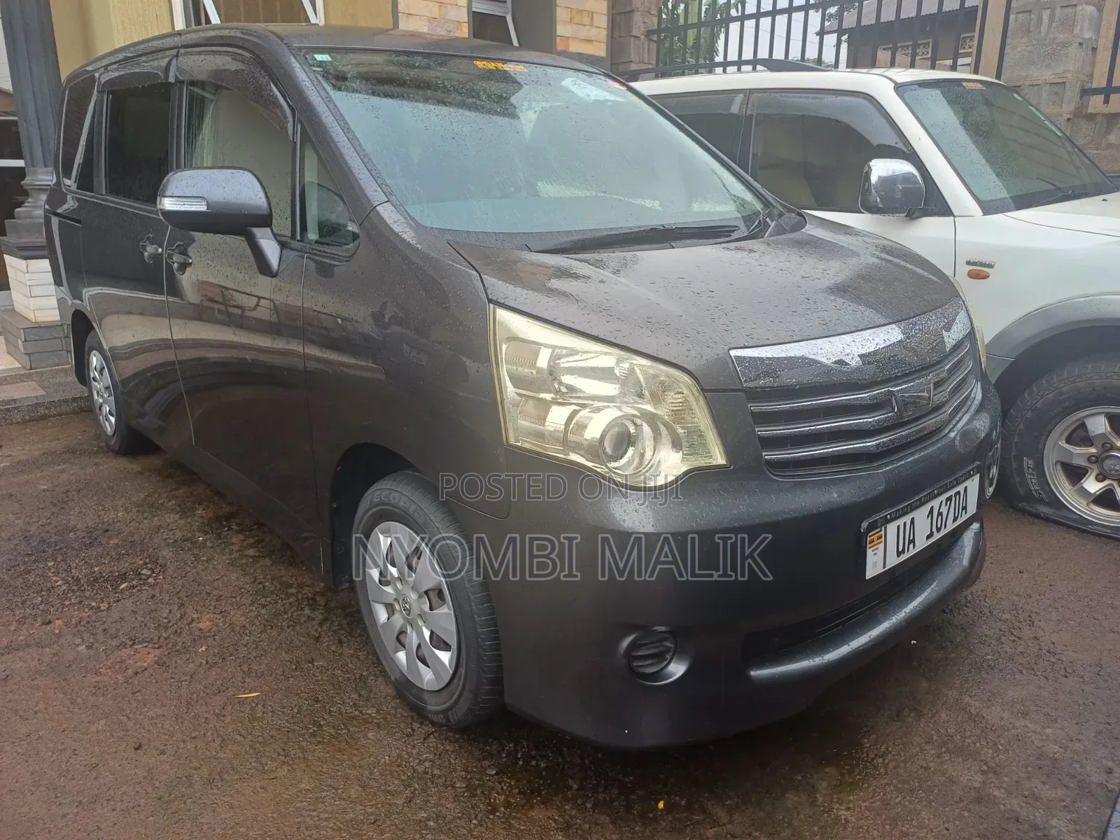 Toyota Noah 2.0 143hp AWD (7 Seater) 2013 Gray