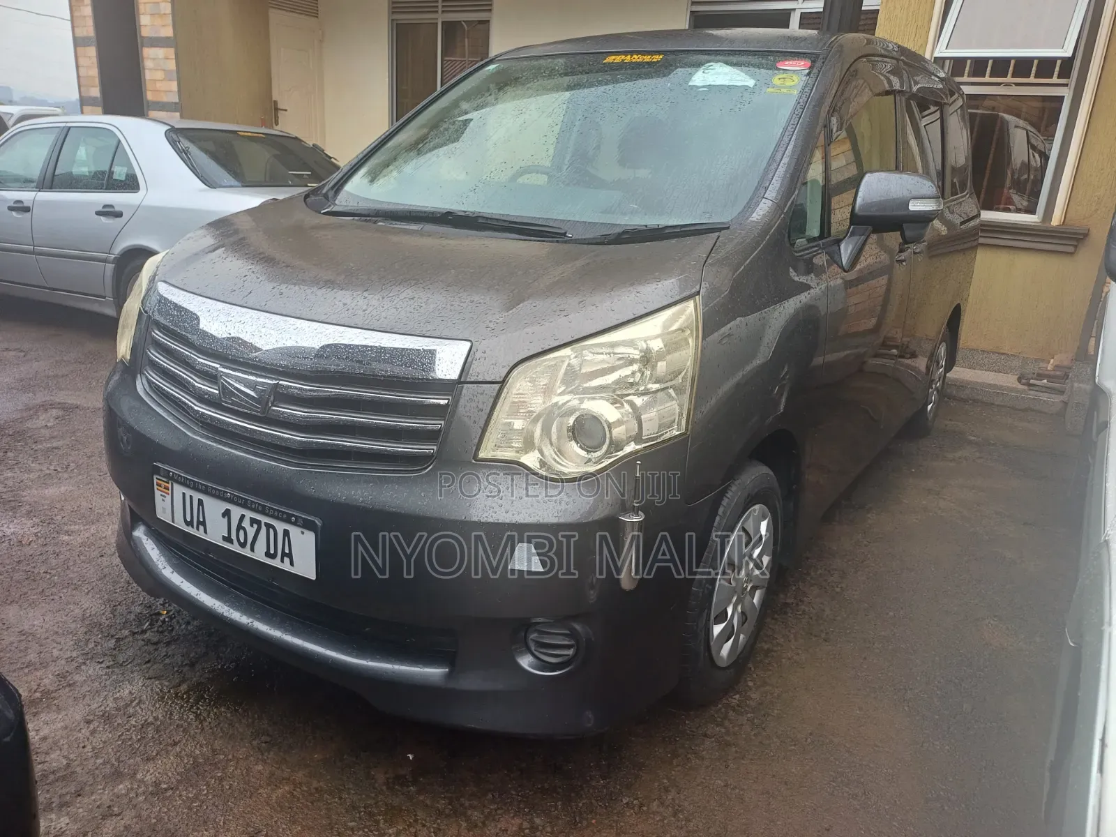 Toyota Noah 2.0 143hp AWD (7 Seater) 2013 Gray
