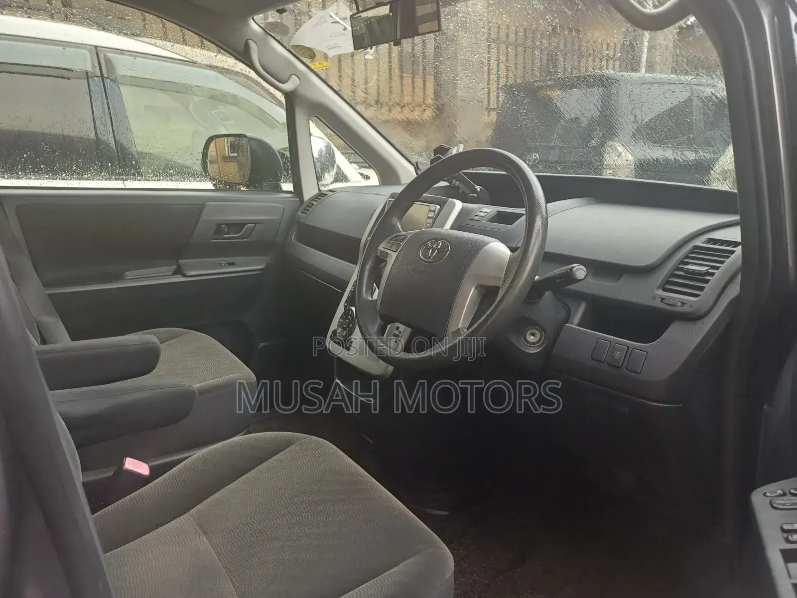 Toyota Noah 2.0 143hp AWD (7 Seater) 2013 Gray