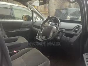 Toyota Noah 2.0 143hp AWD (7 Seater) 2013 Gray
