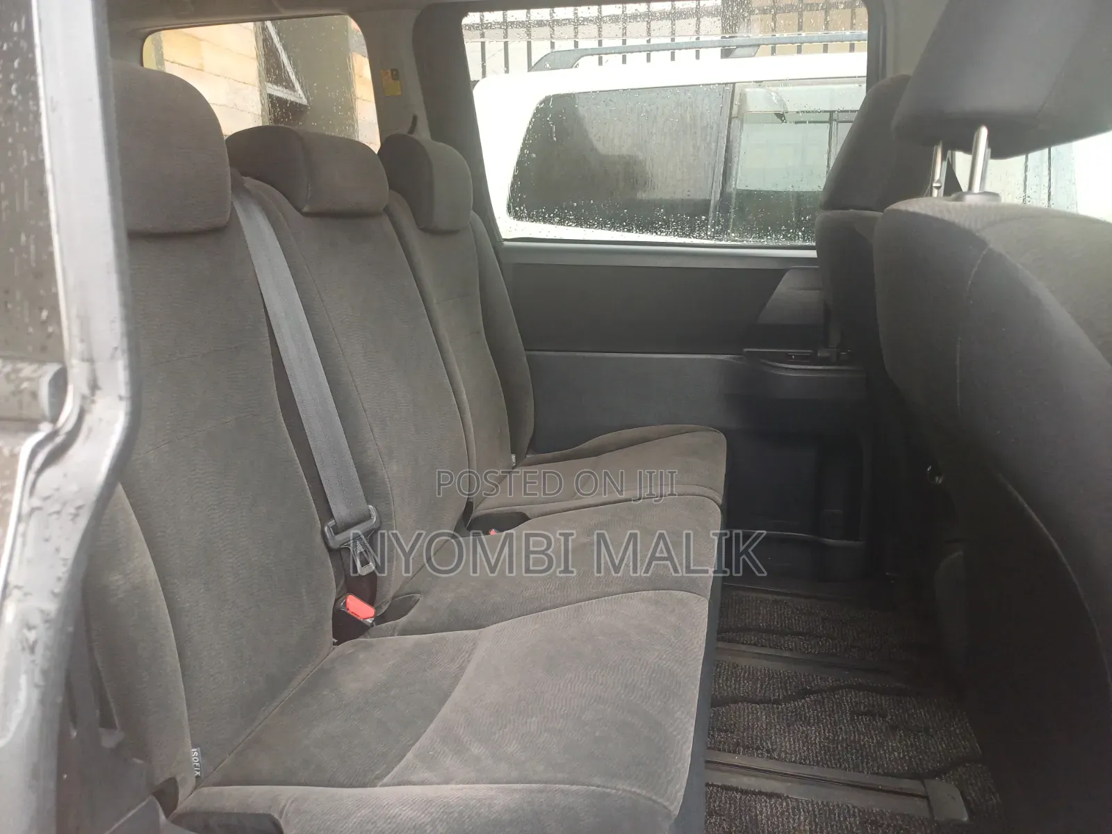 Toyota Noah 2.0 143hp AWD (7 Seater) 2013 Gray