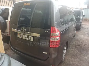 Toyota Noah 2.0 143hp AWD (7 Seater) 2013 Gray