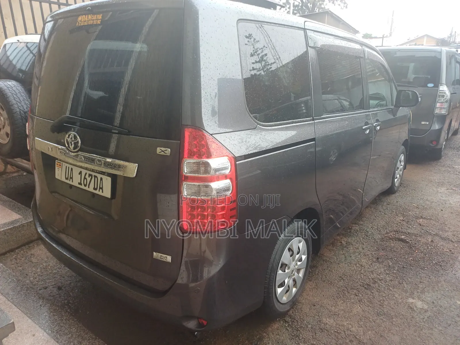 Toyota Noah 2.0 143hp AWD (7 Seater) 2013 Gray