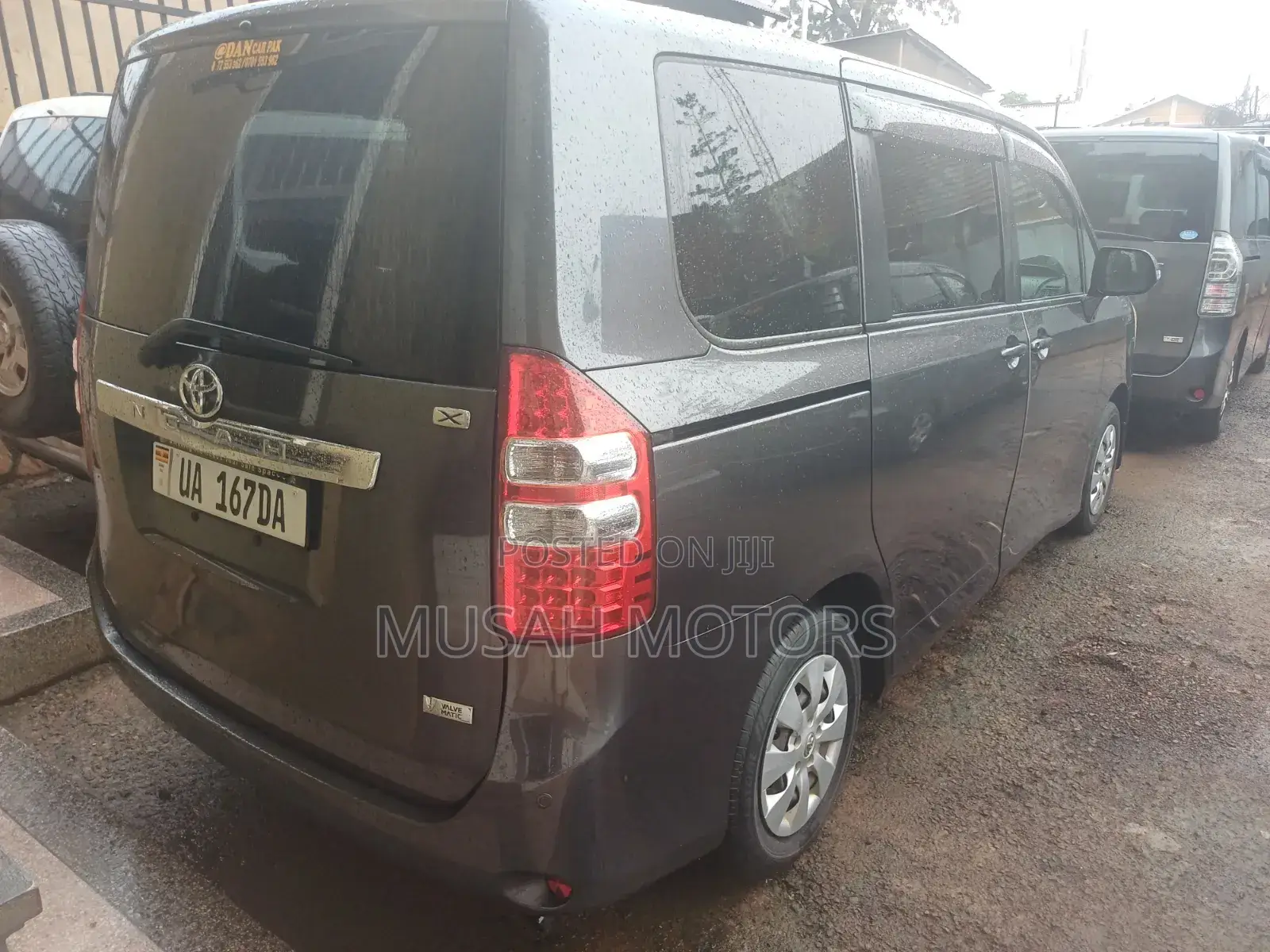 Toyota Noah 2.0 143hp AWD (7 Seater) 2013 Gray