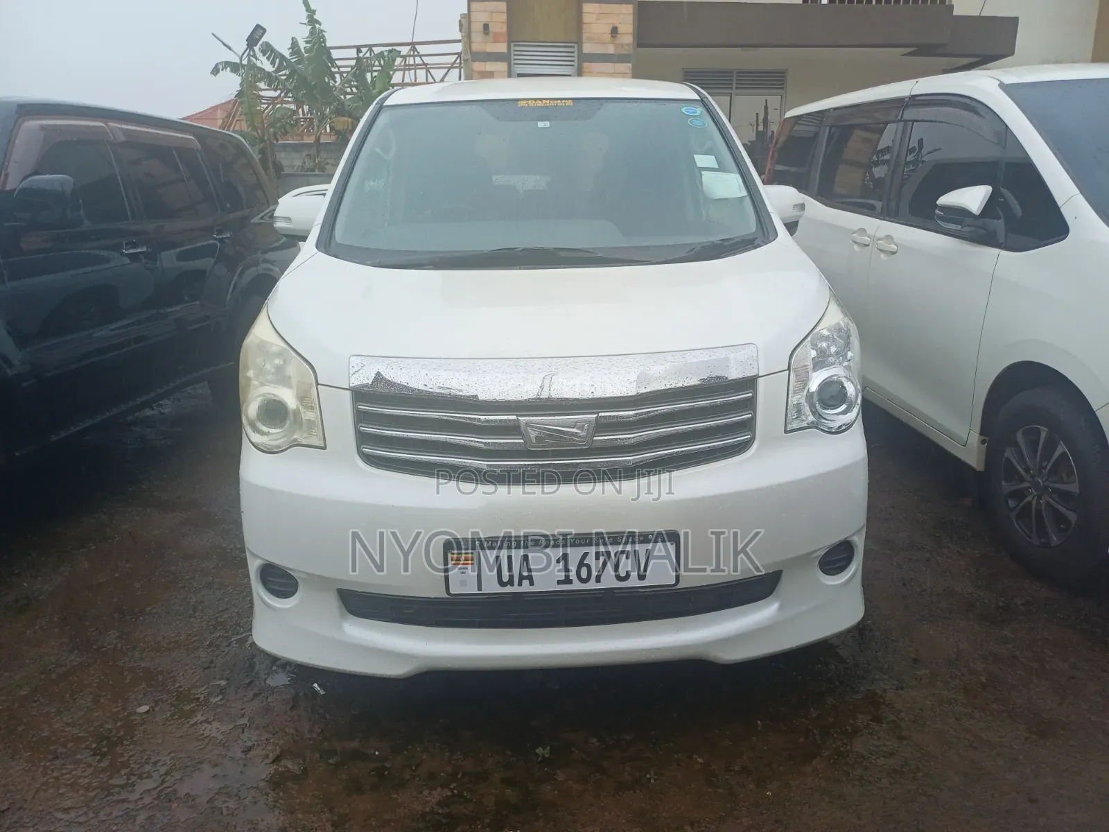 Toyota Noah 2.0 143hp AWD (8 Seater) 2012 White