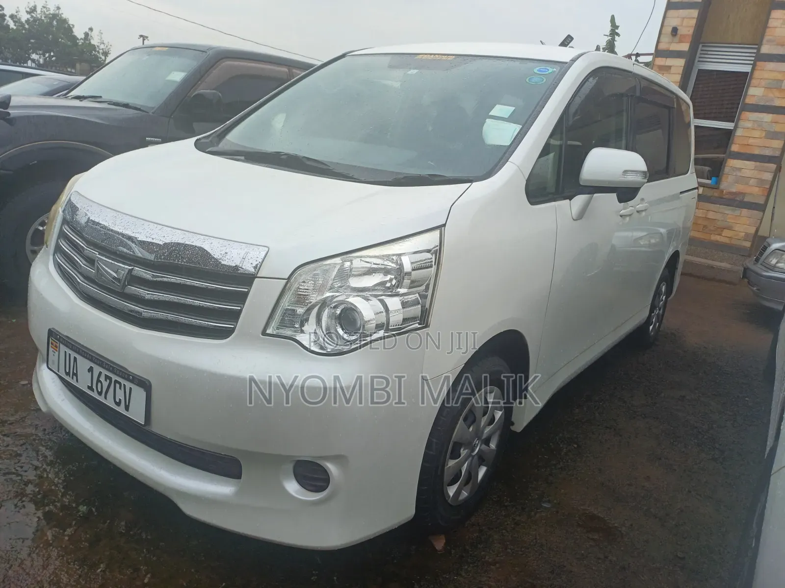 Toyota Noah 2.0 143hp AWD (8 Seater) 2012 White