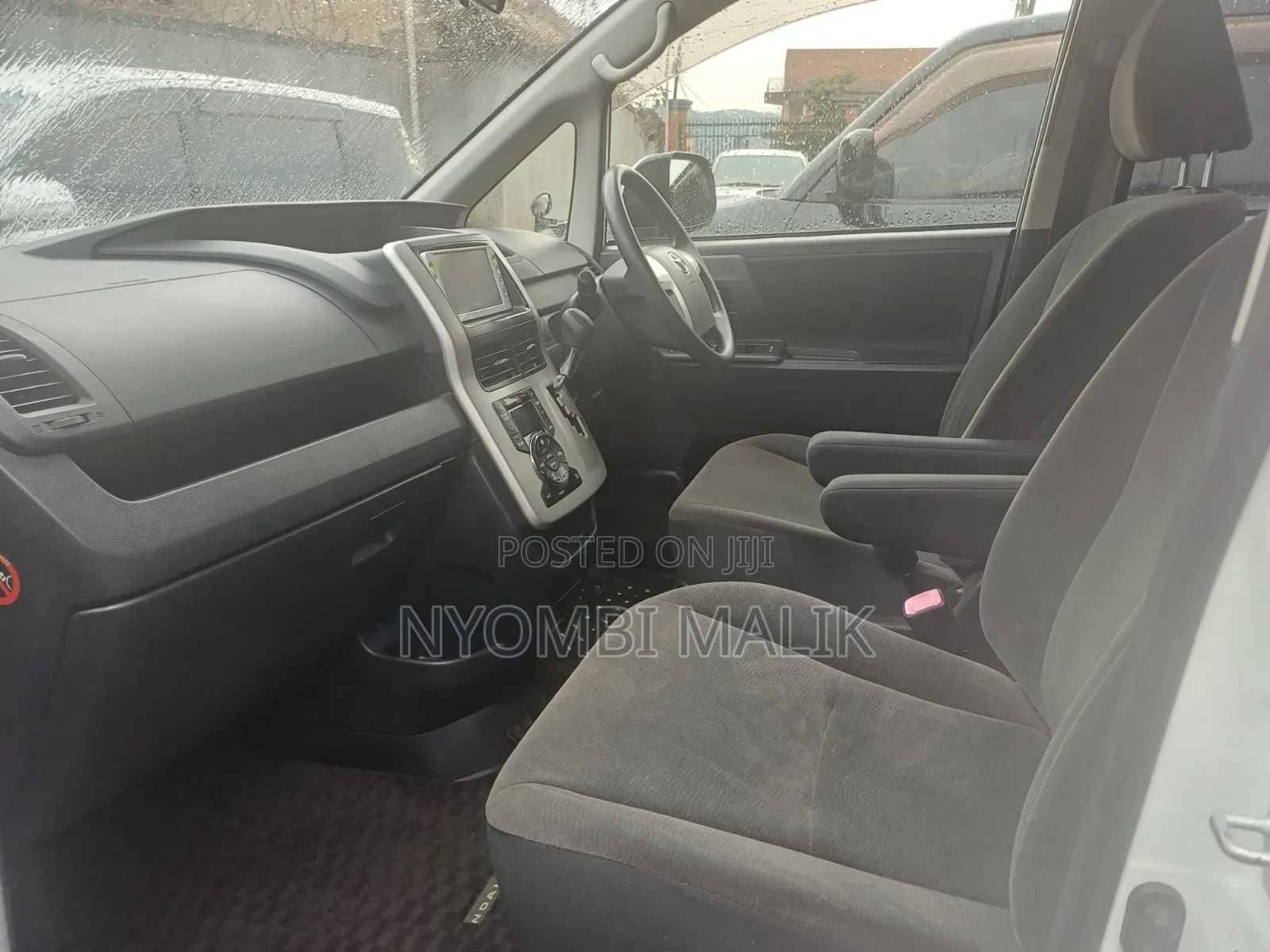 Toyota Noah 2.0 143hp AWD (8 Seater) 2012 White