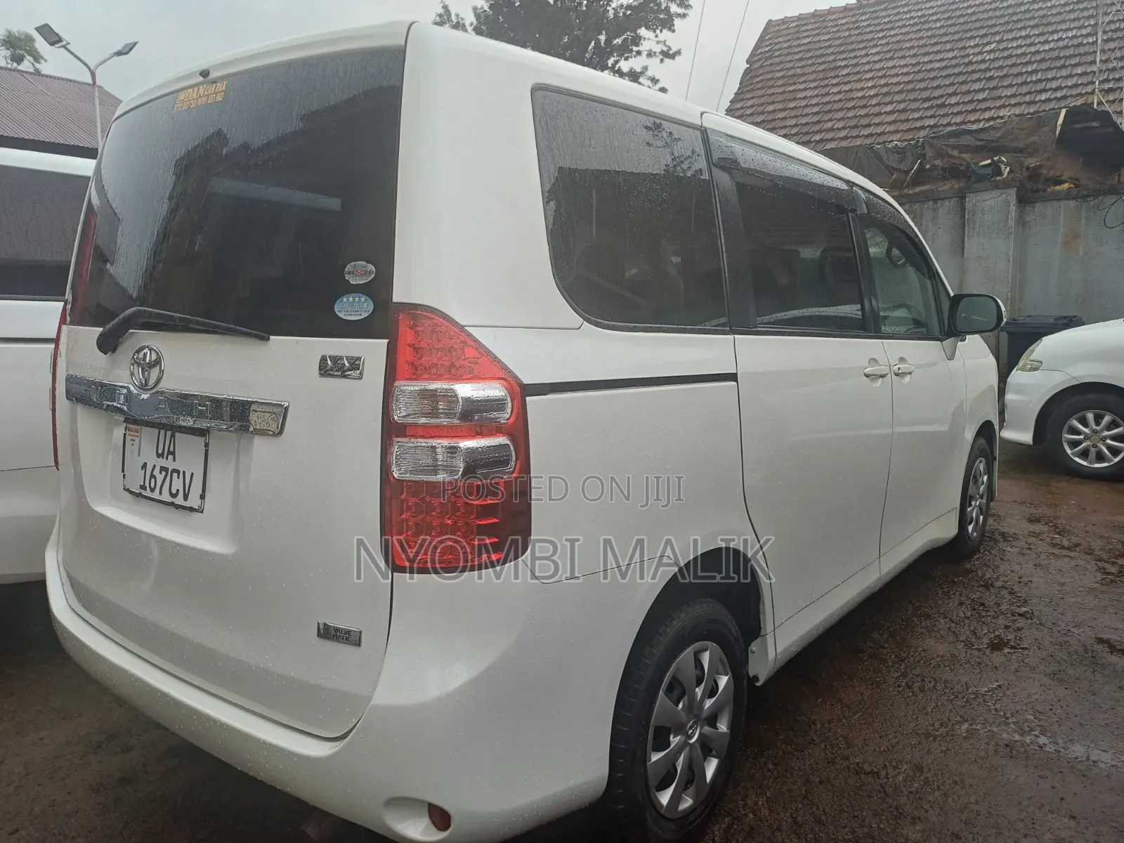 Toyota Noah 2.0 143hp AWD (8 Seater) 2012 White