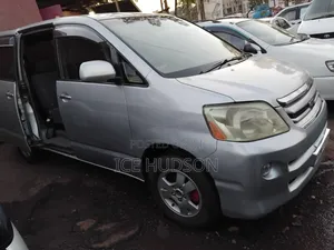 Toyota Noah 2006 Ivory