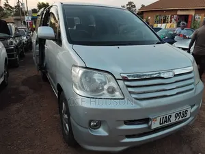 Toyota Noah 2004 Ivory