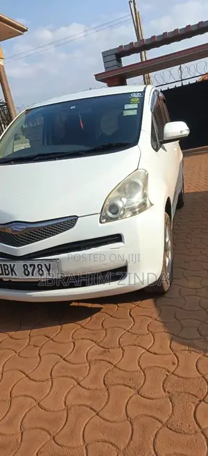 Toyota Ractis 1.3 FWD 2009 White
