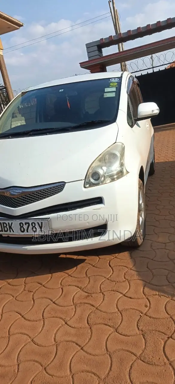 Toyota Ractis 1.3 FWD 2009 White